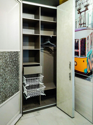 Корпусный шкаф для одежды и обуви