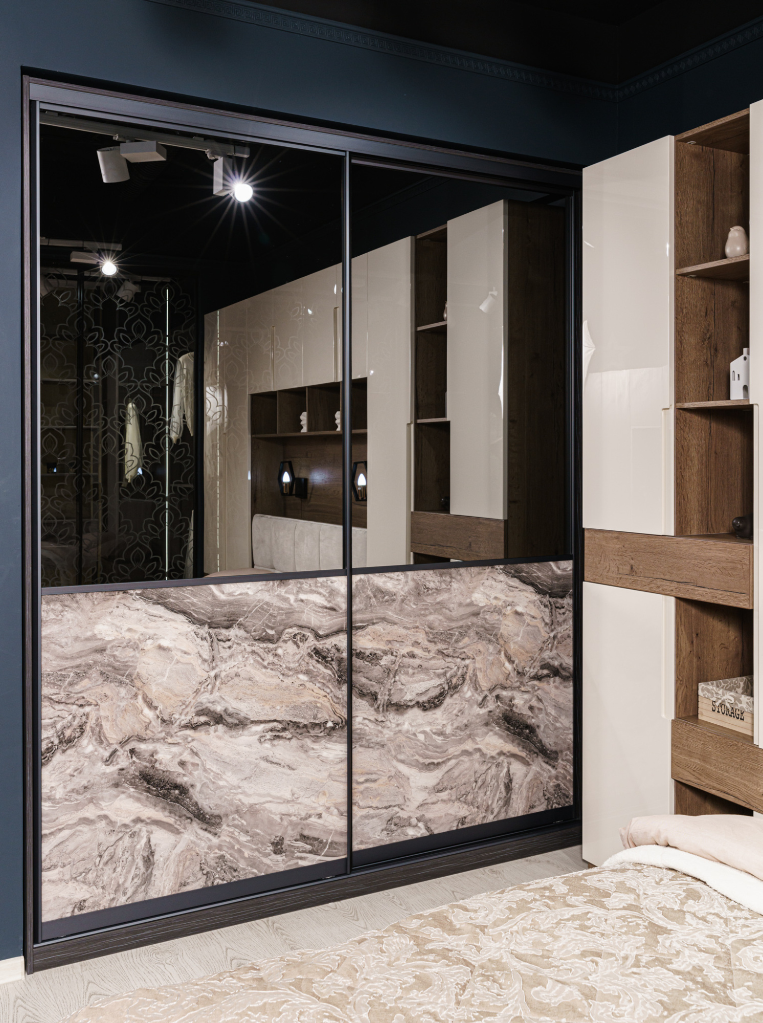 Шкаф-купе с зеркалом