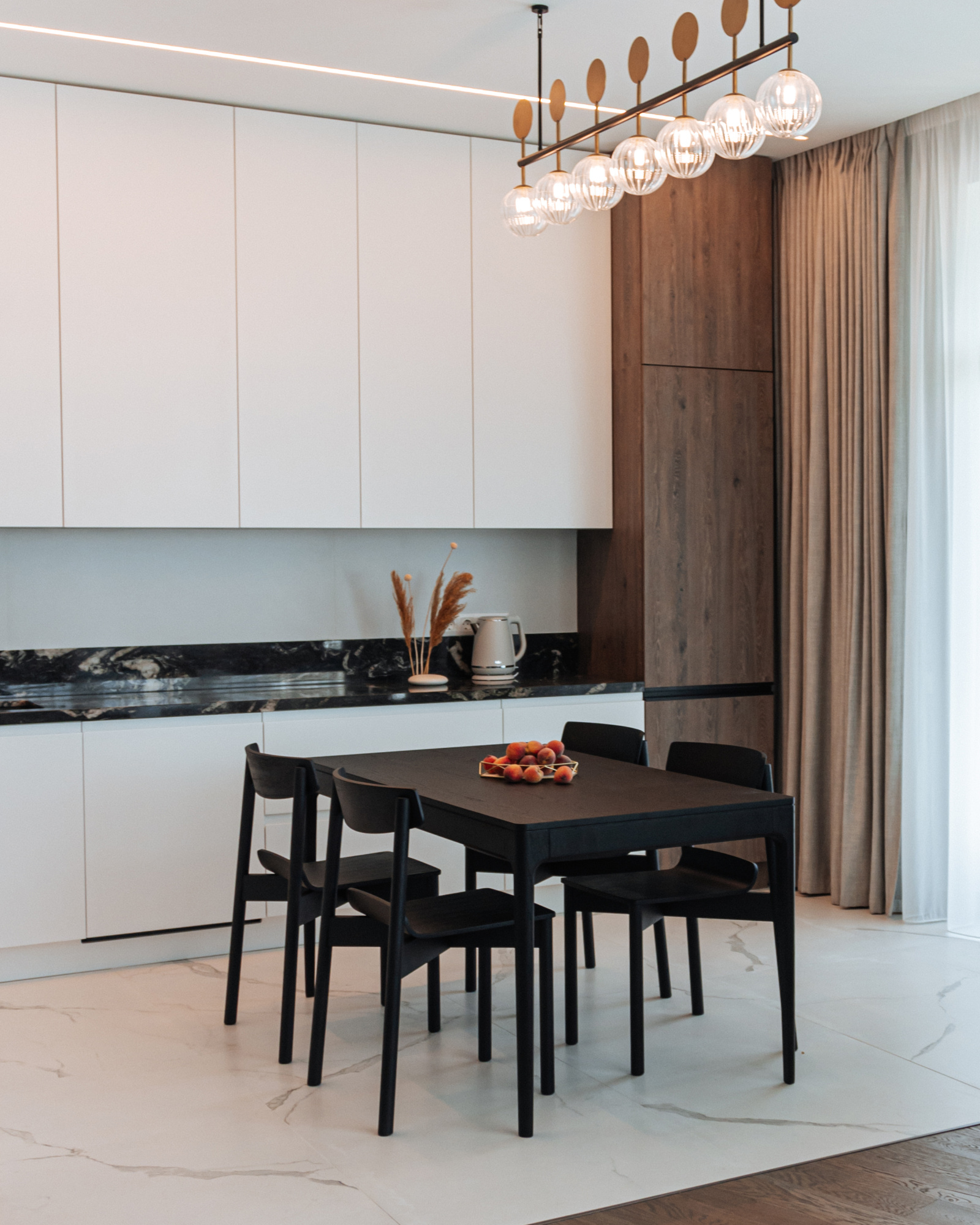 Угловая кухня с каменной столешницей