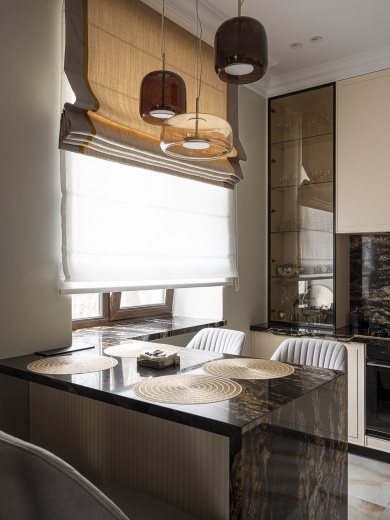 Угловая кухня с островом и столешницей из камня