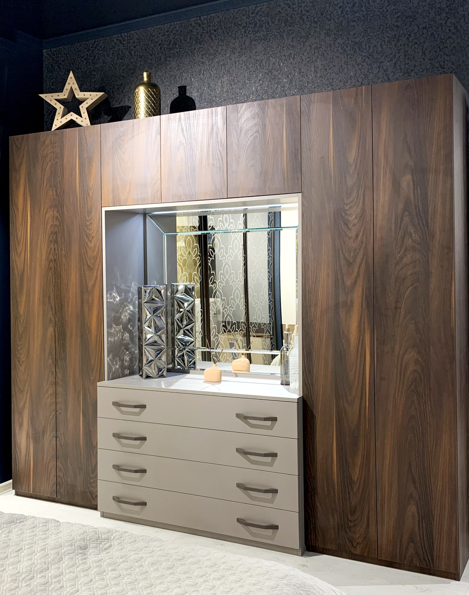 Распашной шкаф с глухими фасадами