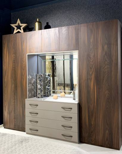 Распашной шкаф с глухими фасадами