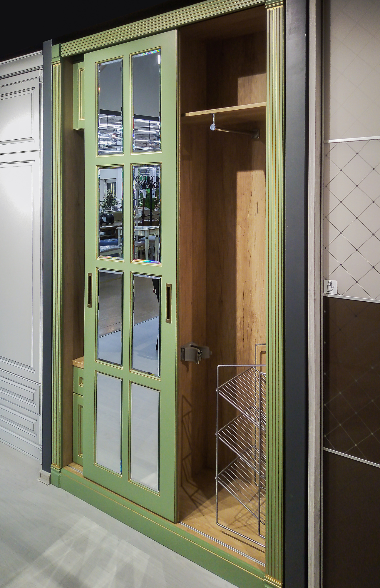 Прихожая классическая с мягким элементом