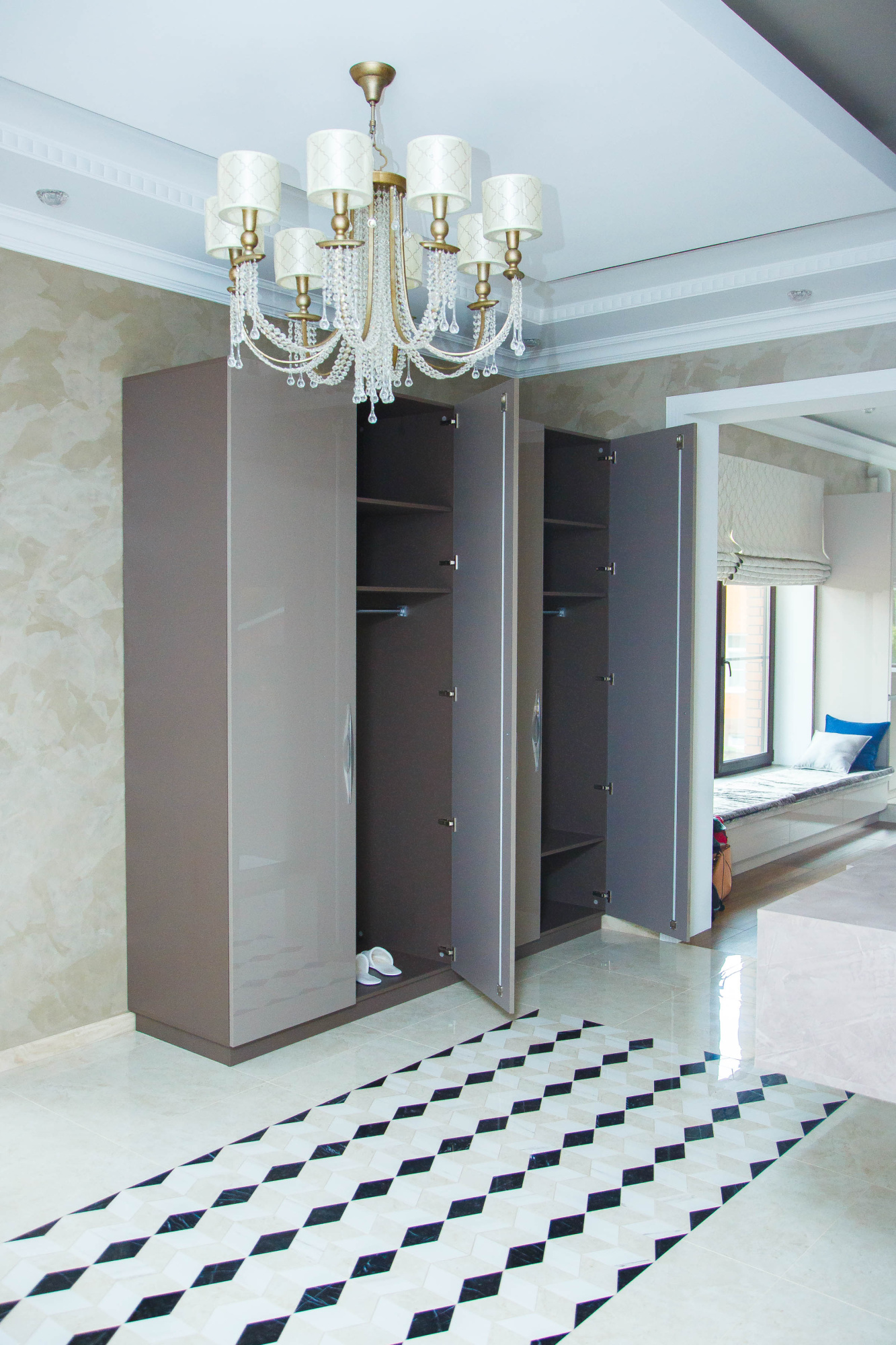 Шкаф распашной с глянцевыми фасадми