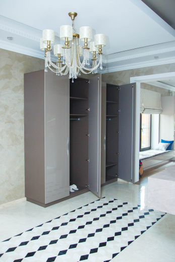 Шкаф распашной с глянцевыми фасадми