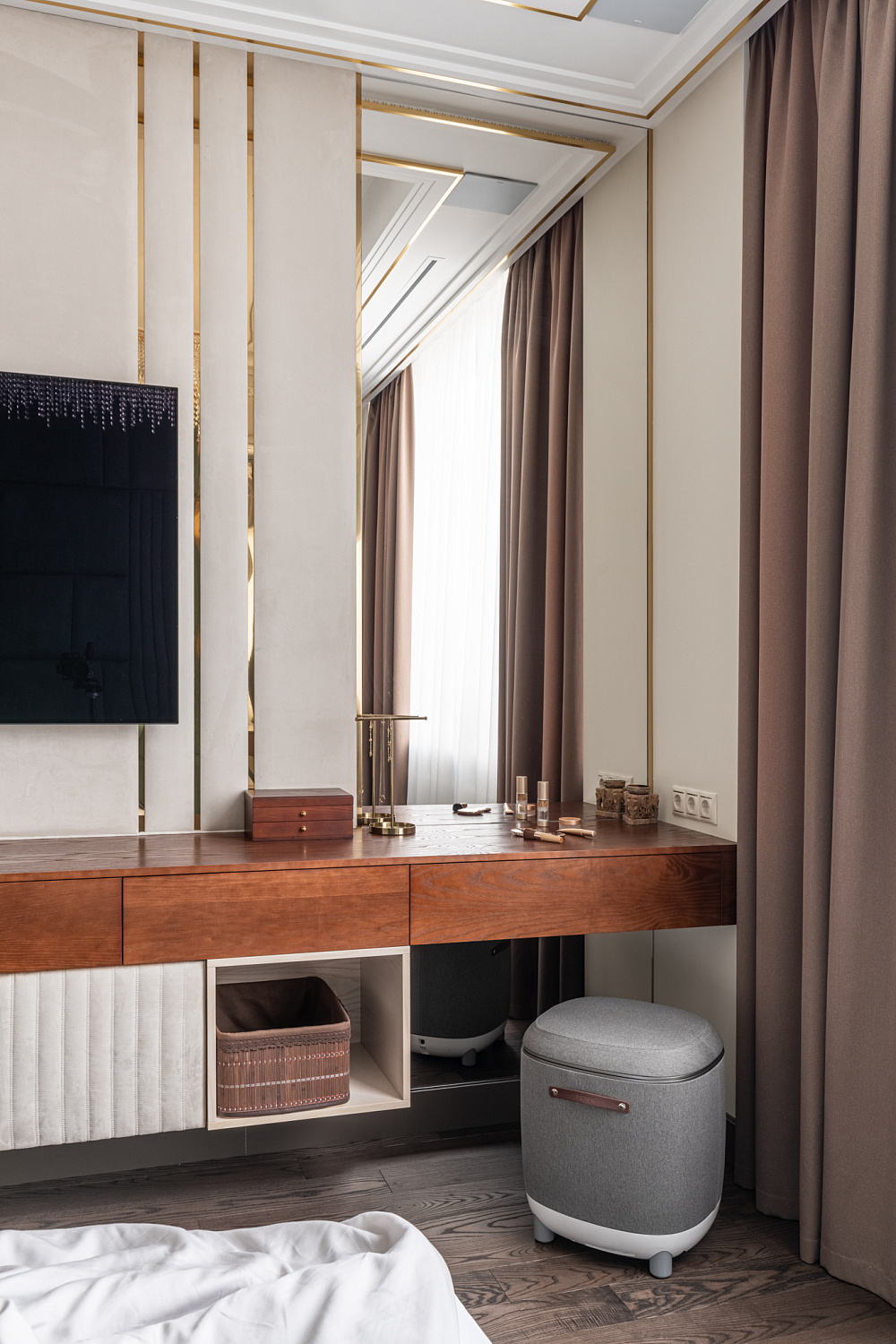 Мебель в спальню. Навесная консоль