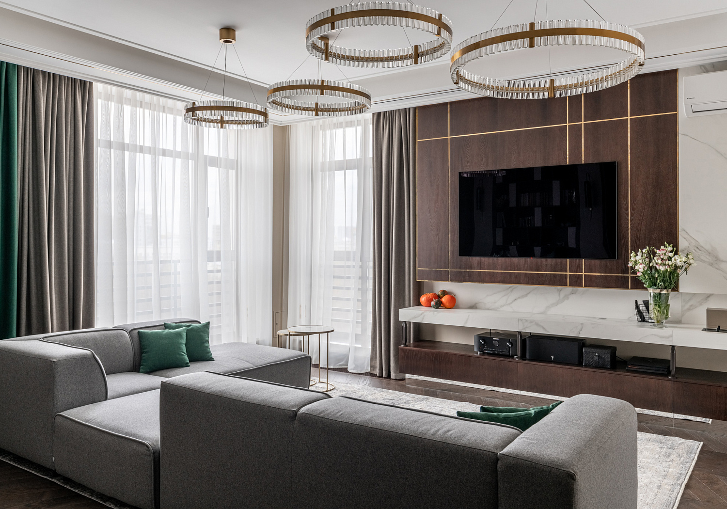 Гостиная с тв-зоной и шкафом для книг