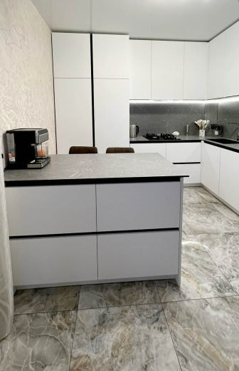 Угловая кухня с островом