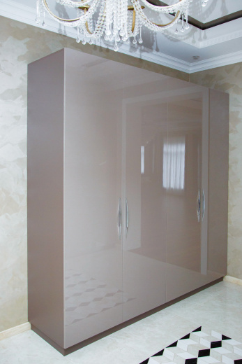 Шкаф распашной с глянцевыми фасадми