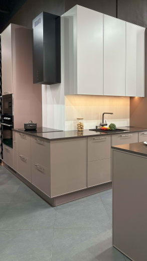 Угловая кухня с островом