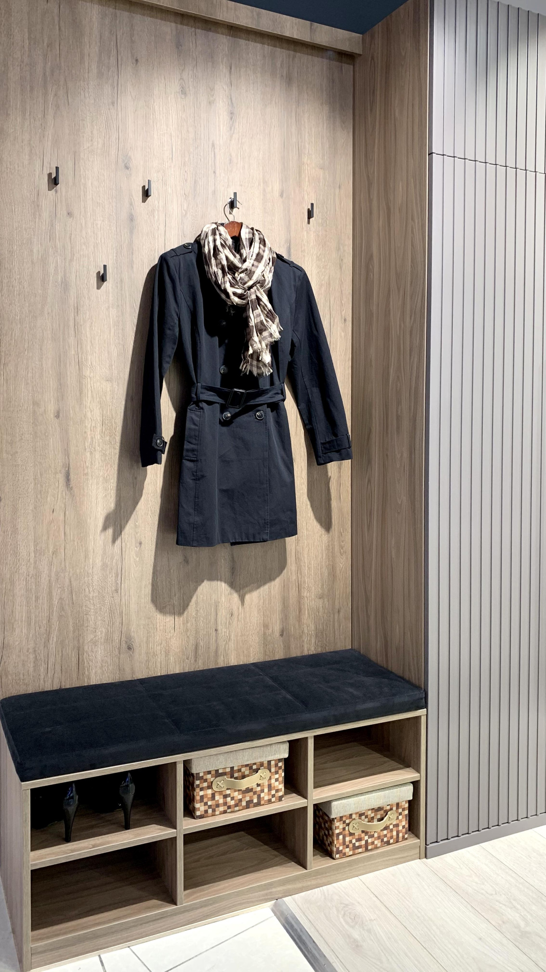 Прихожая с МДФ фасадами и складной дверью