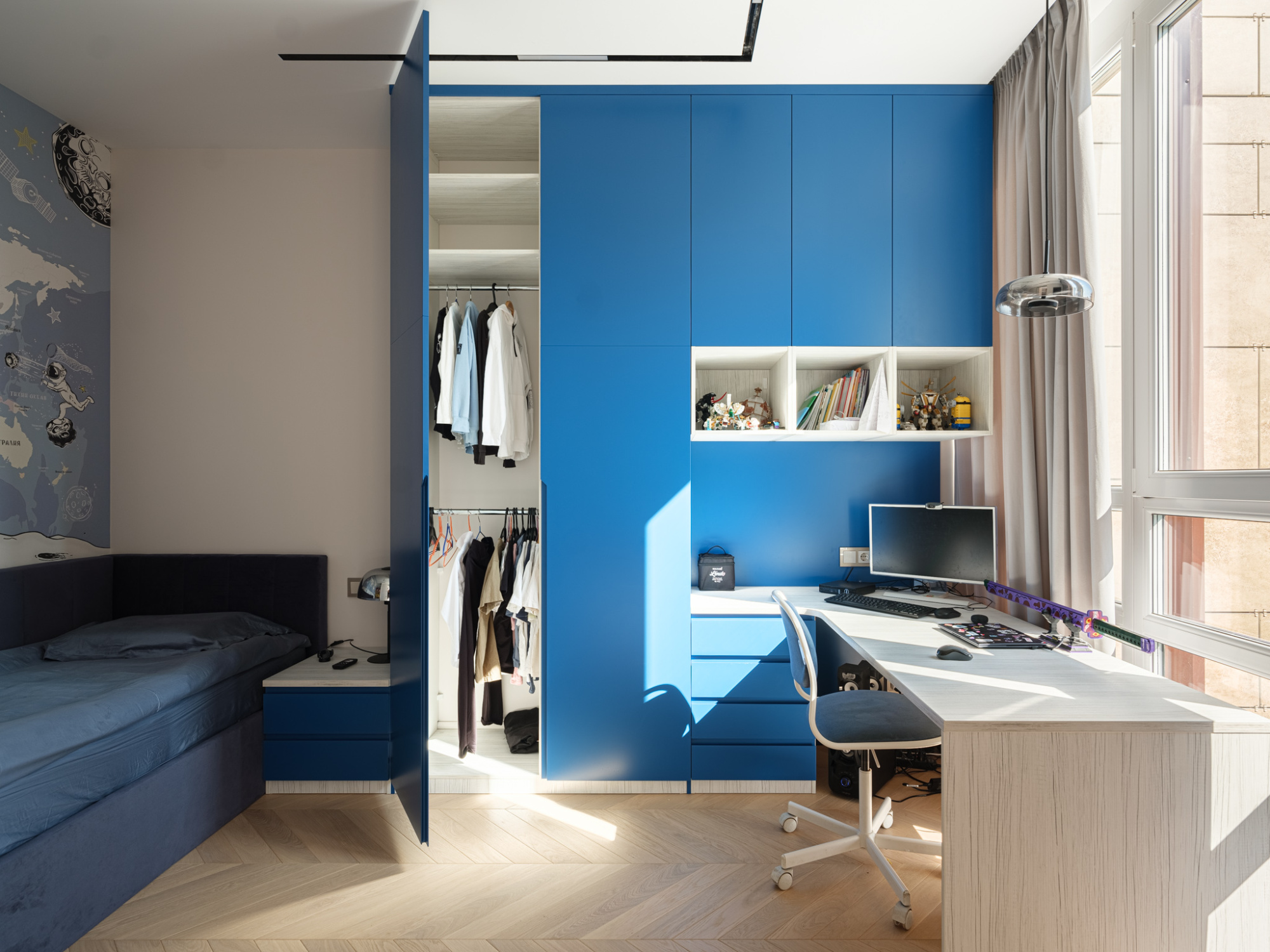 Шкаф с рабочей зоной в детскую 