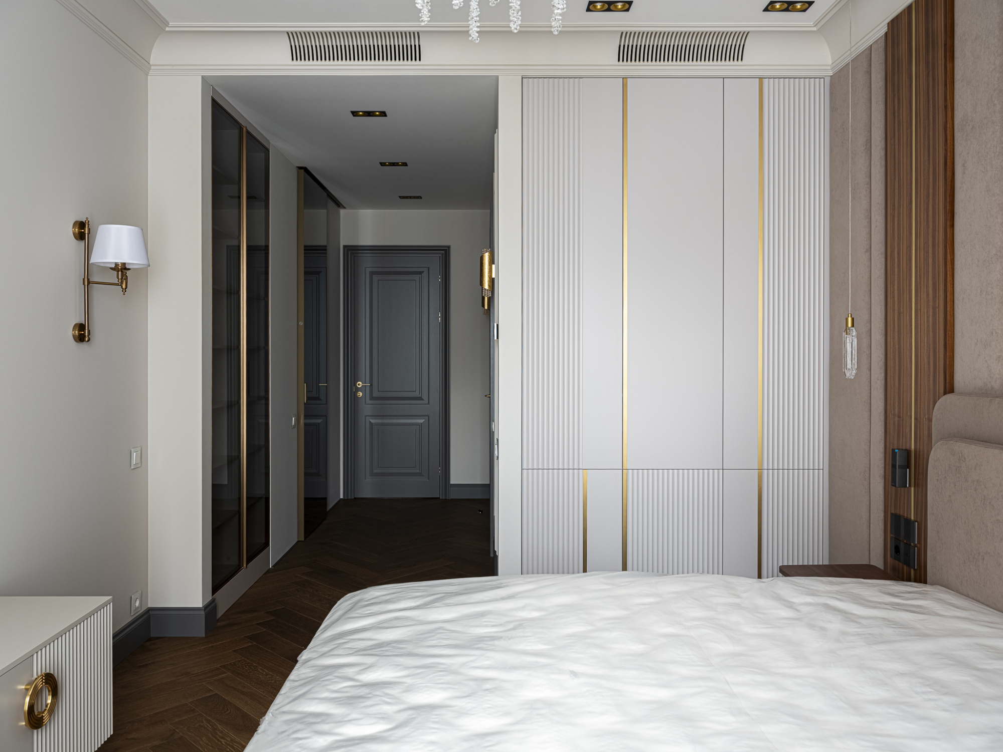 Встроенный шкаф с латунными молдингами