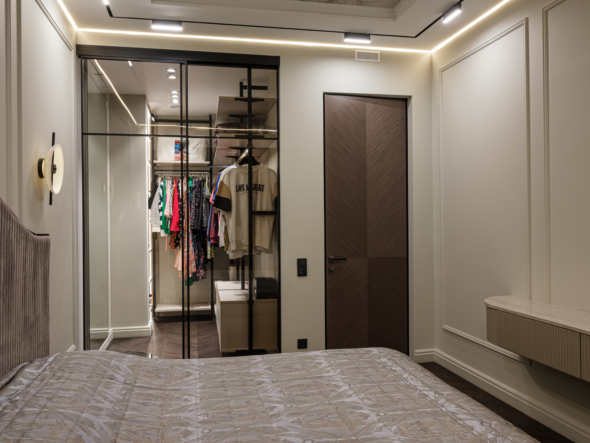 Открытая гардеробная с подвесной дверью