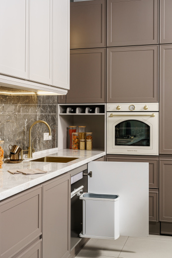 Угловая кухня с островом