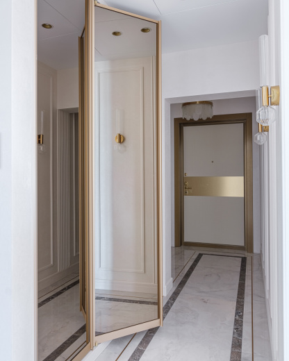 Распашной зеркальный шкаф 