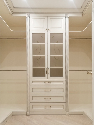 Гардеробная комната в классическом стилем из МДФ