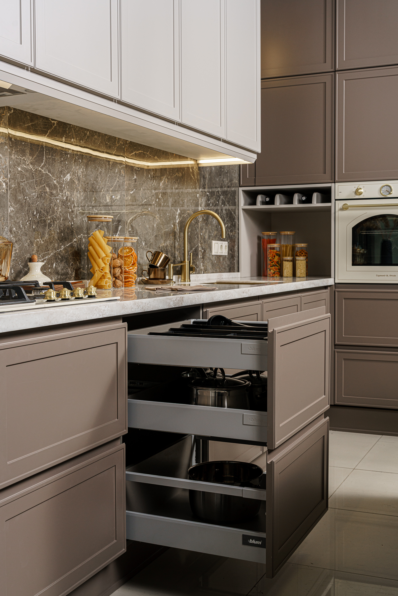 Угловая кухня с островом