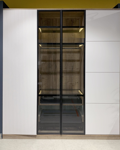 Угловая прихожая с рейками