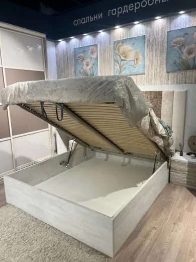 Кровать с мягким изголовьем