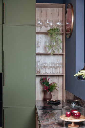 Угловая кухня с глухими фасадами