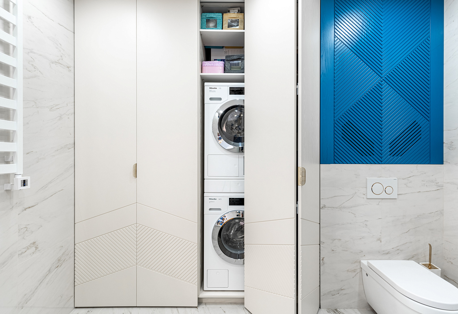 Складной шкаф из шпона в ванную комнату