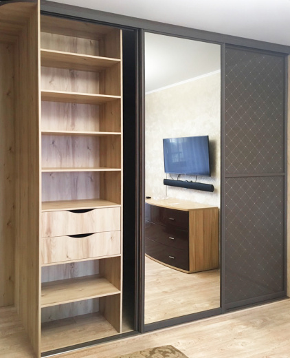 Шкаф-купе с декоративным стеклом