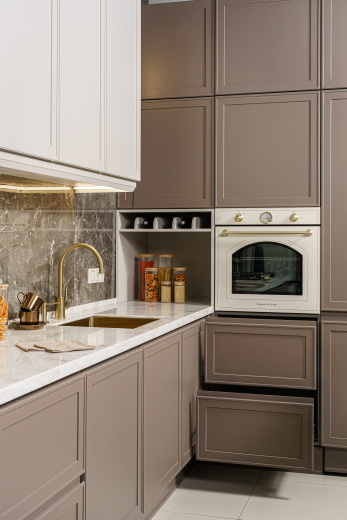 Угловая кухня с островом