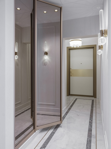 Распашной зеркальный шкаф 