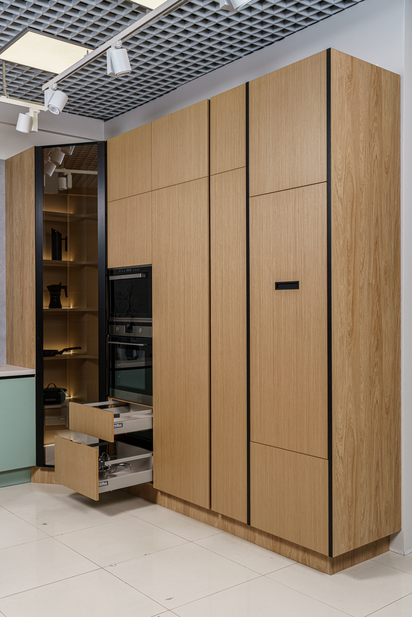 Кухня из шпона с откидным столом