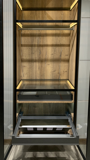 Угловая прихожая с рейками