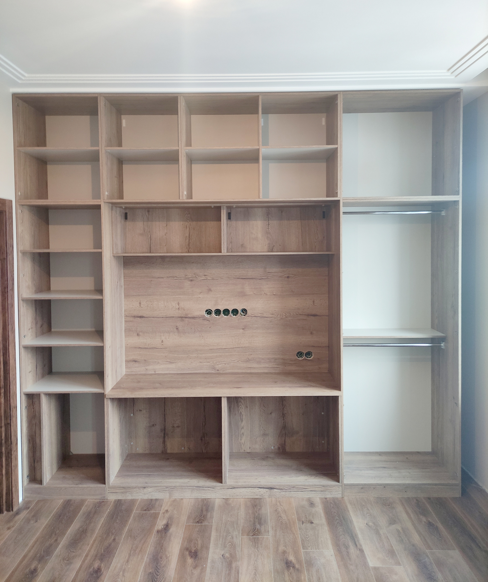 ТВ-зона с распашными фасадами