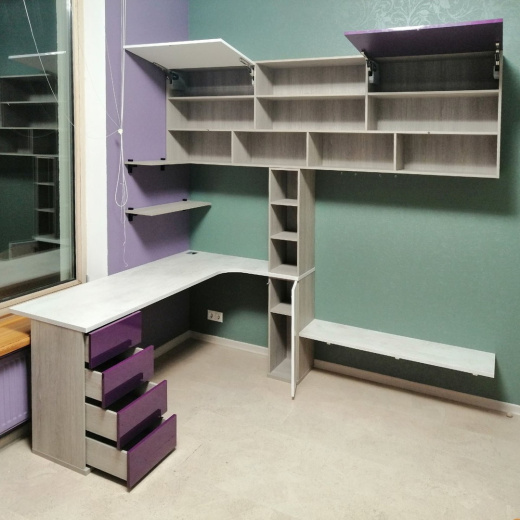 Рабочая зона в детскую комнату