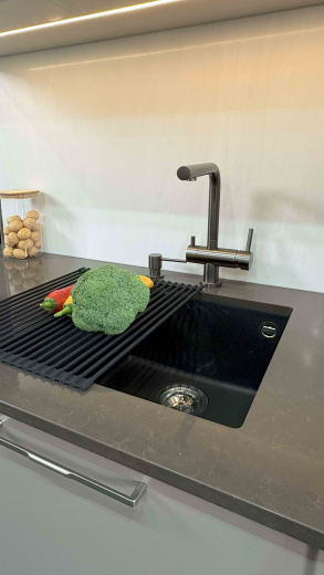 Угловая кухня с островом