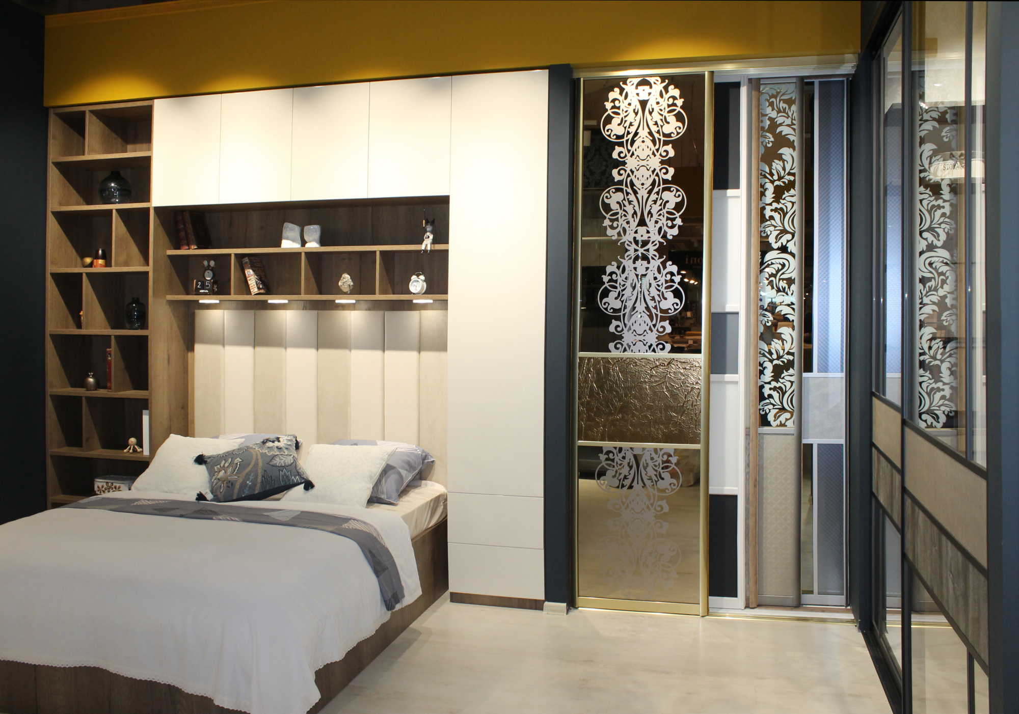 Кровать с подъемным механизмом и мягким изголовьем (элементом)