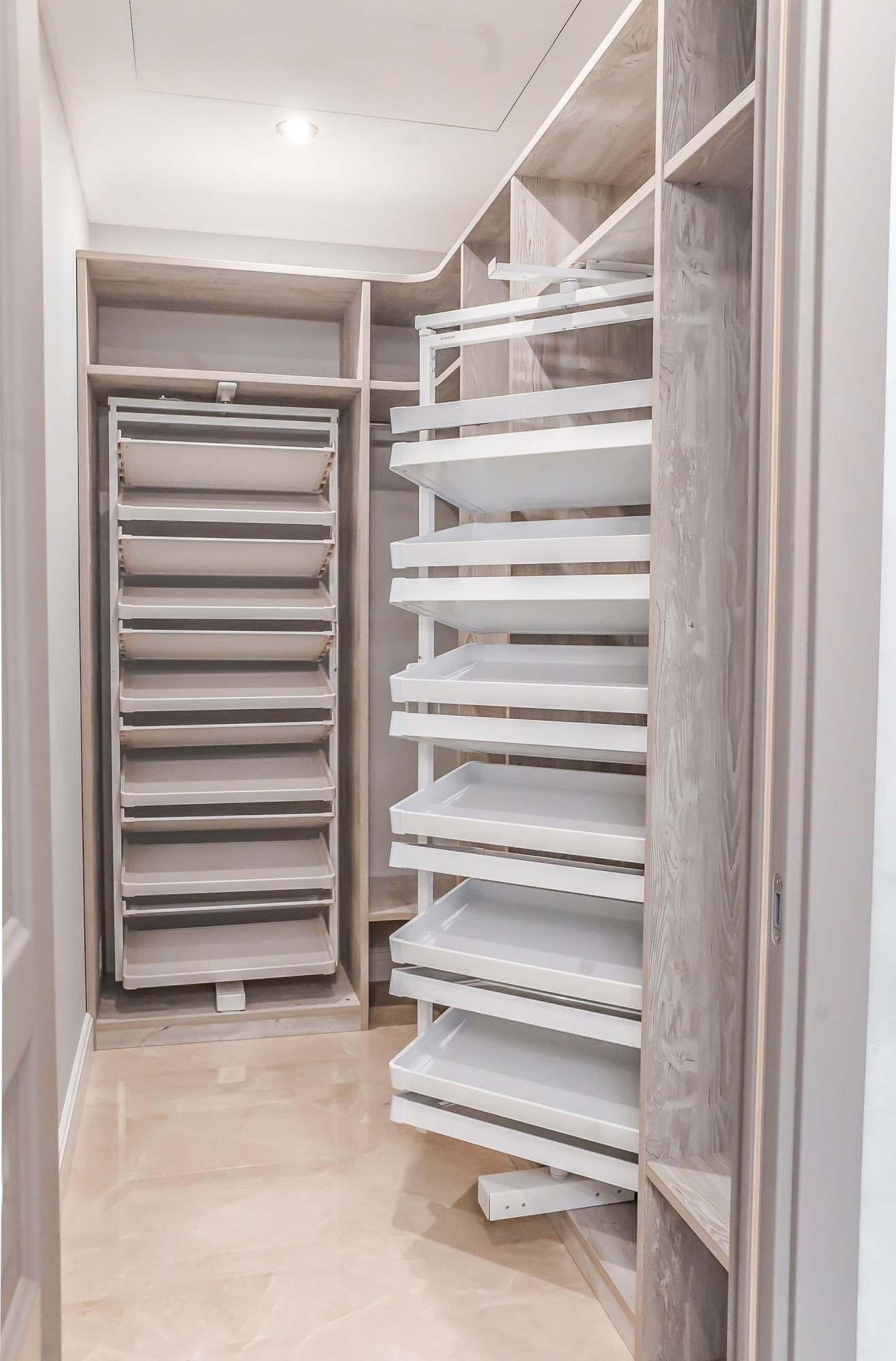 Гардеробная с поворотными обувницами