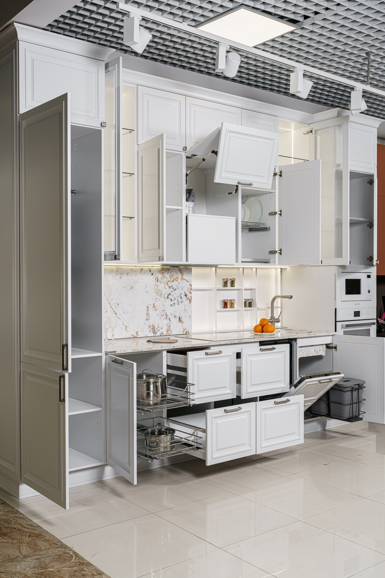 Прямая кухня с раздвижным каменным фартуком