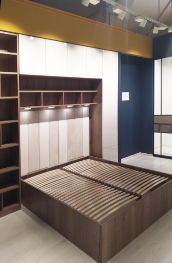 Кровать с подъемным механизмом и мягким изголовьем (элементом)