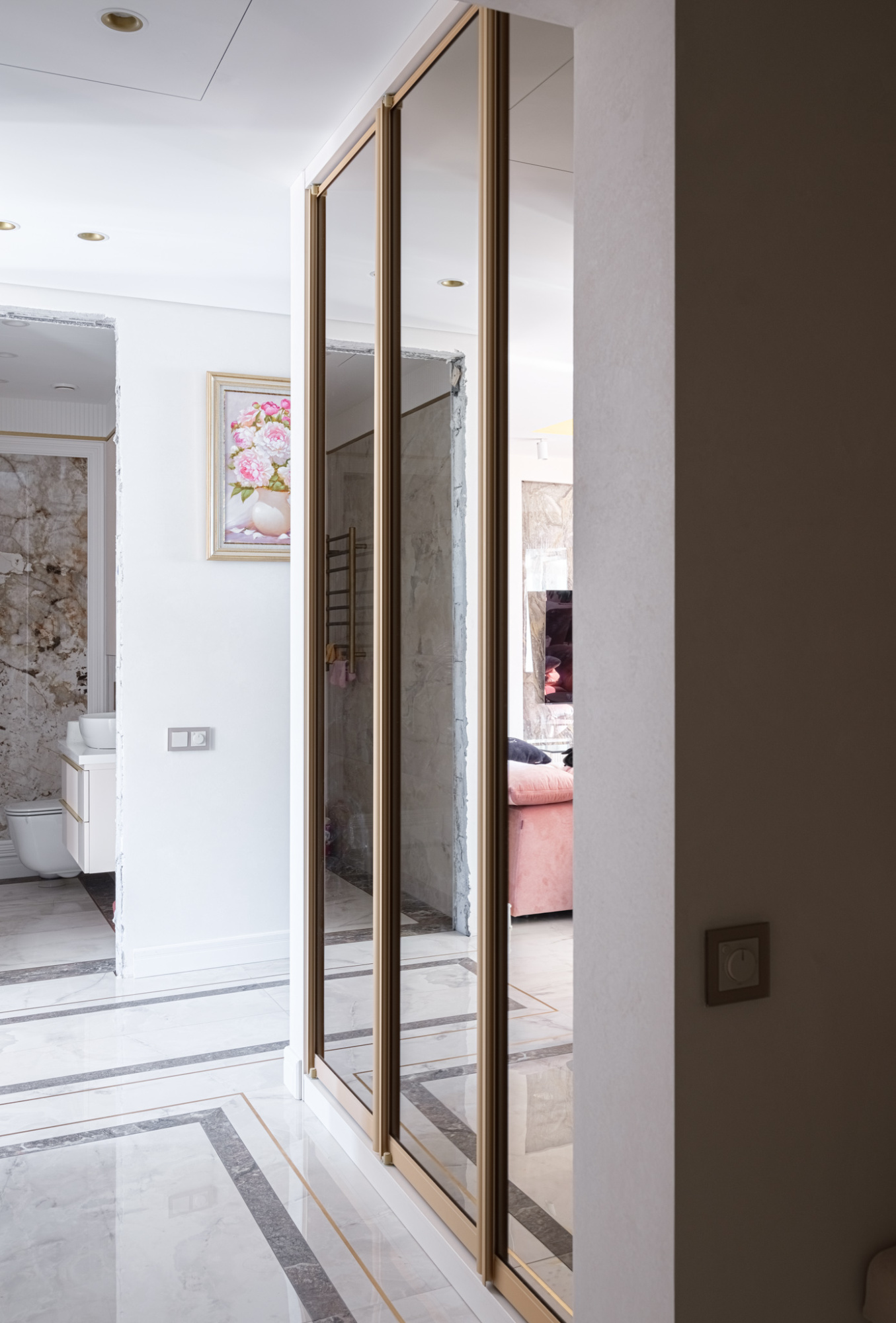 Распашной зеркальный шкаф 