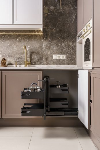 Угловая кухня с островом