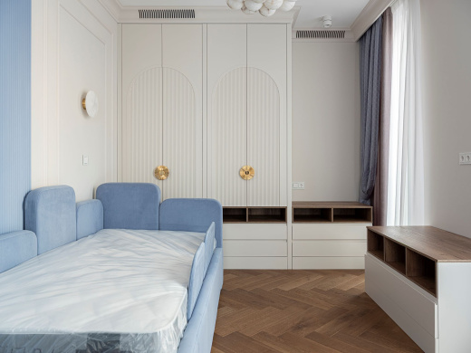 Распашной шкаф с фрезерованными фасадами