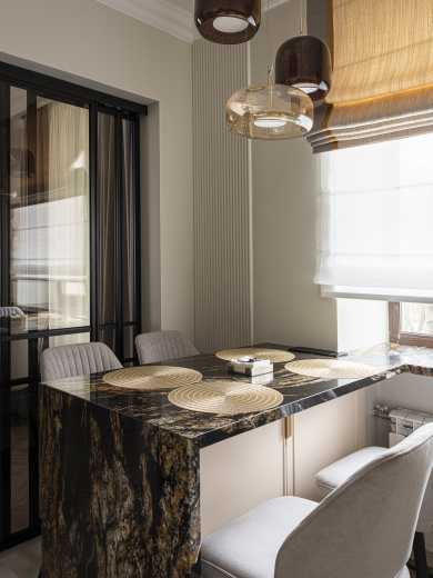 Угловая кухня с островом и столешницей из камня