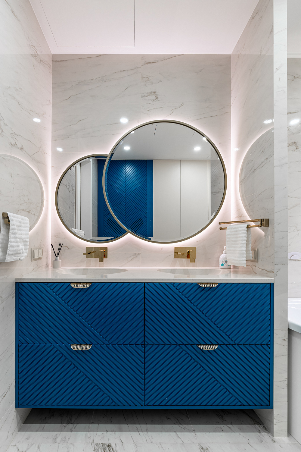 Складной шкаф из шпона в ванную комнату