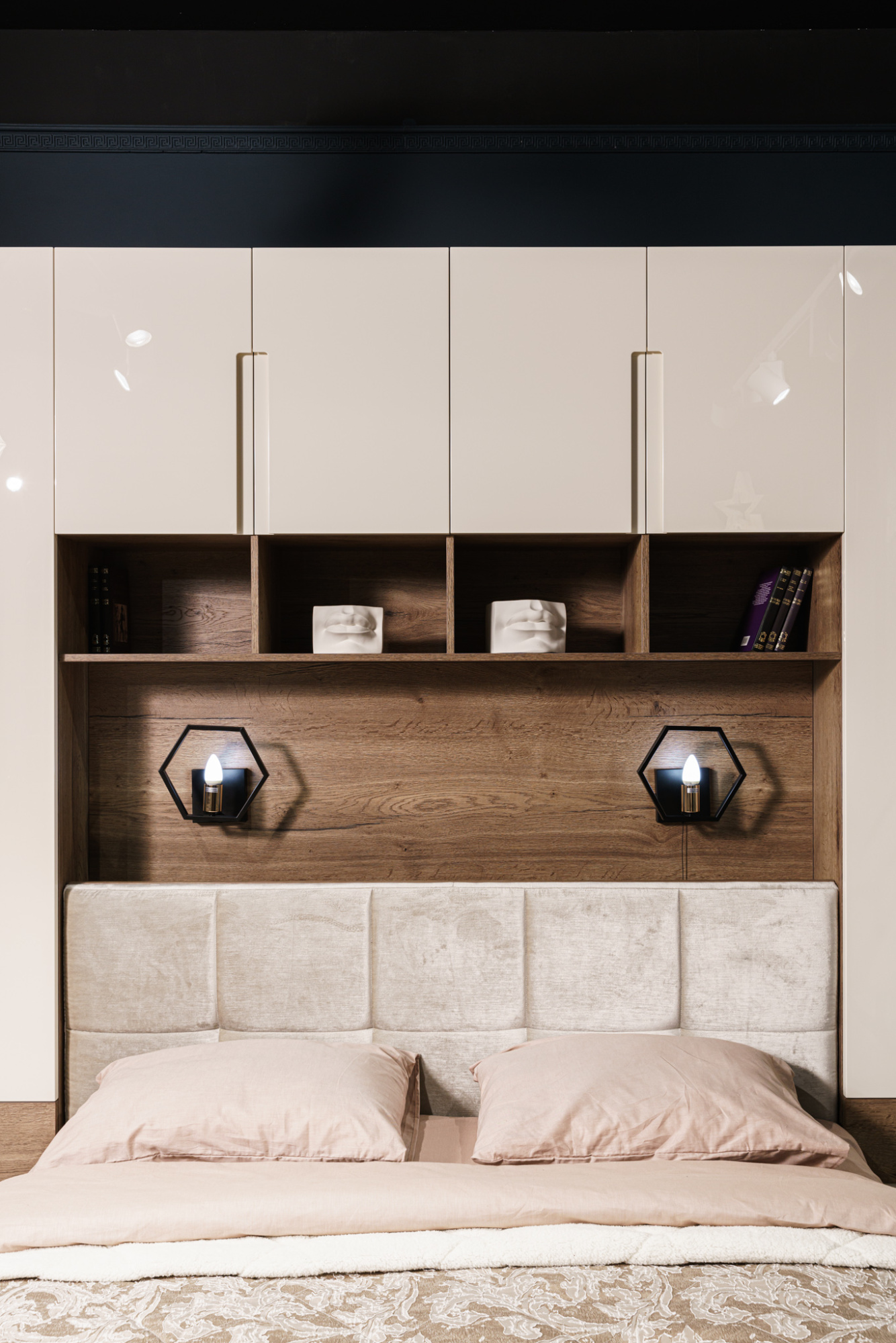 Кровать с подъемным механизмом и мягким изголовьем (элементом)