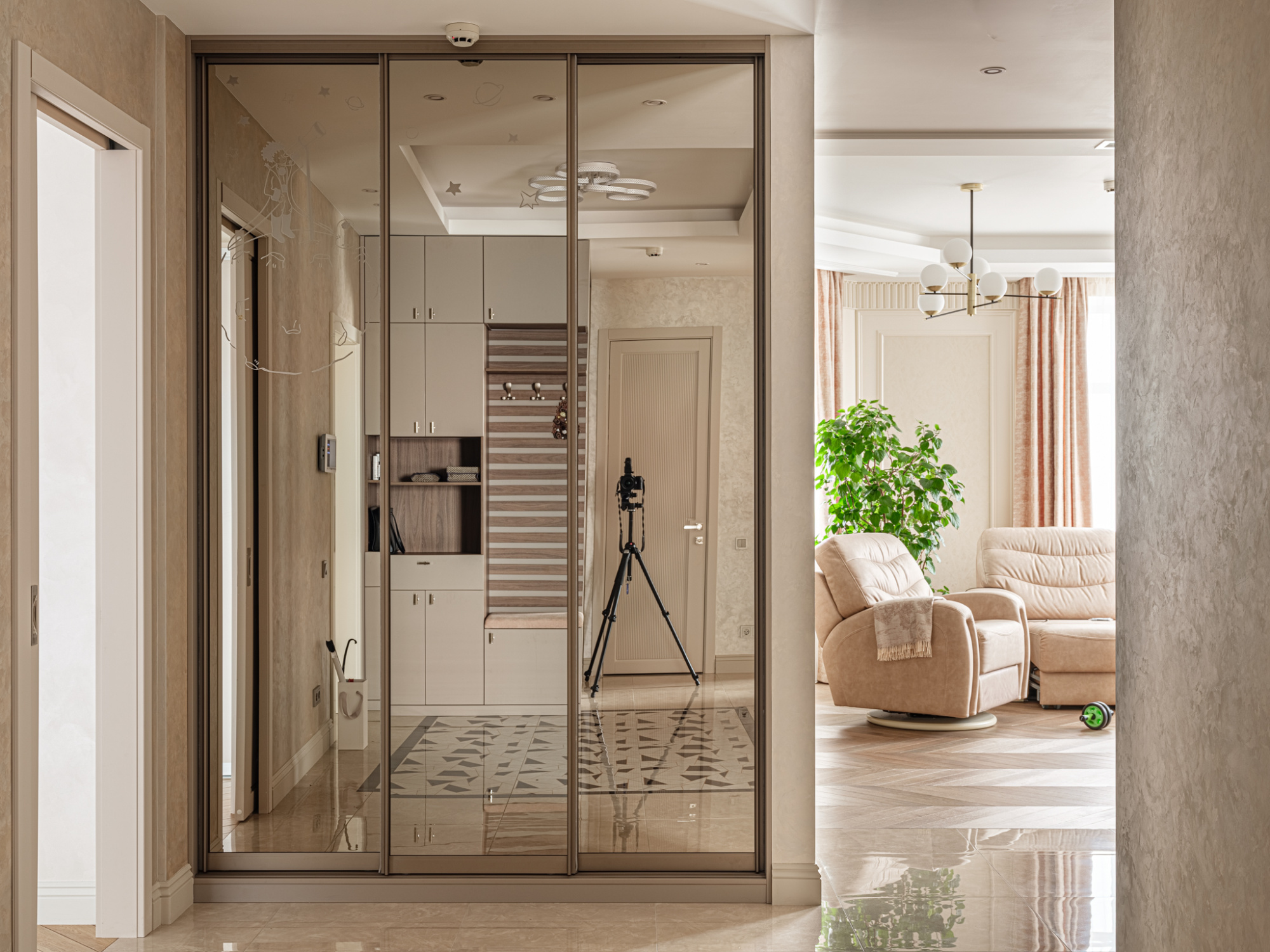 Встроенный шкаф-купе с пескоструйным рисунком