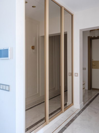 Распашной зеркальный шкаф 