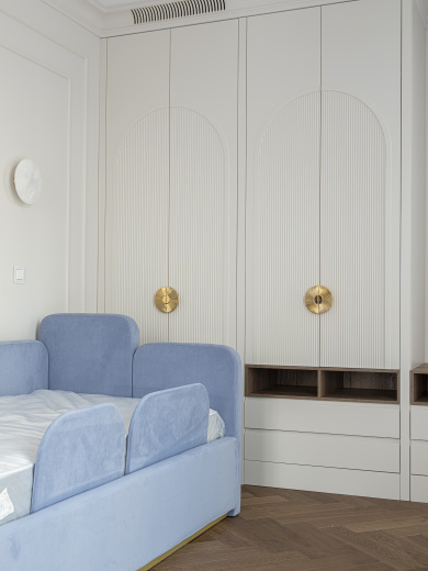 Распашной шкаф с фрезерованными фасадами