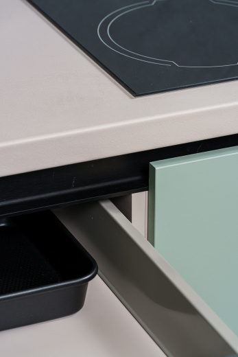 Прямая кухня с бутылочницей