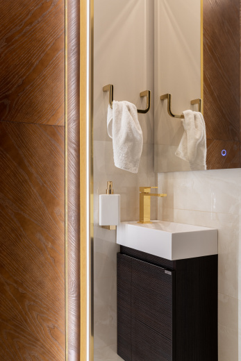 Распашные двери в ванной комнате 