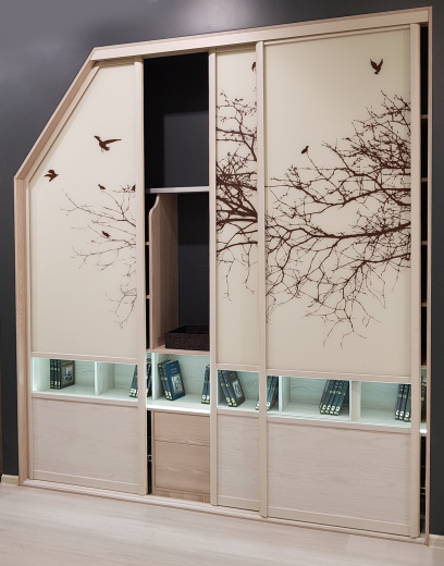 Мансардный шкаф-купе с пескоструйной обработкой